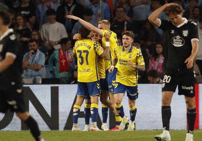 Jugadores de la UD Las Palmas se abrazan celebrando el gol en Balaídos.
