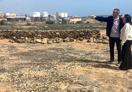La concejala Erica González y el edil David de León, en la era atípica por construida a base de callaos, en la rosa situada al norte de Puerto del Rosario.