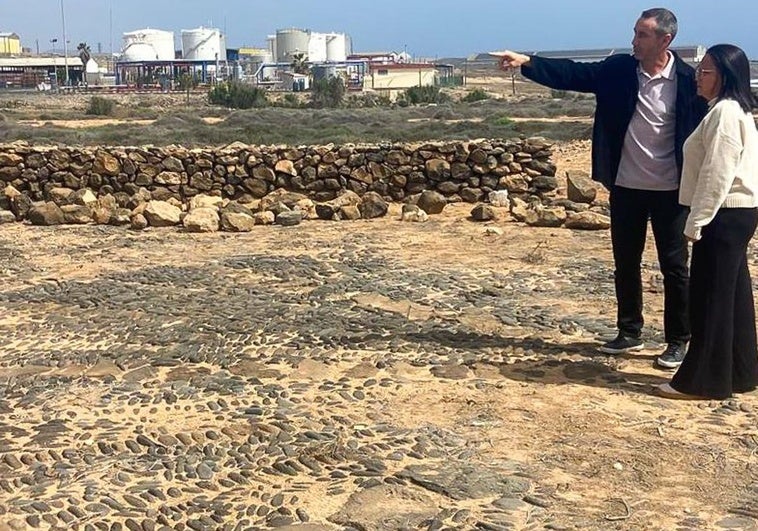La concejala Erica González y el edil David de León, en la era atípica por construida a base de callaos, en la rosa situada al norte de Puerto del Rosario.