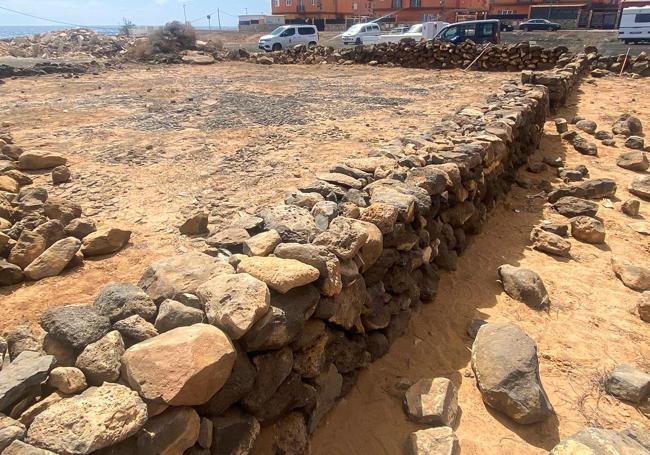 Trabajos de rehabilitación de los muros de piedra de la finca municipal.