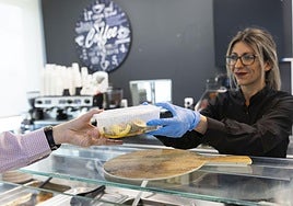 Envase de sobras en un restaurante.