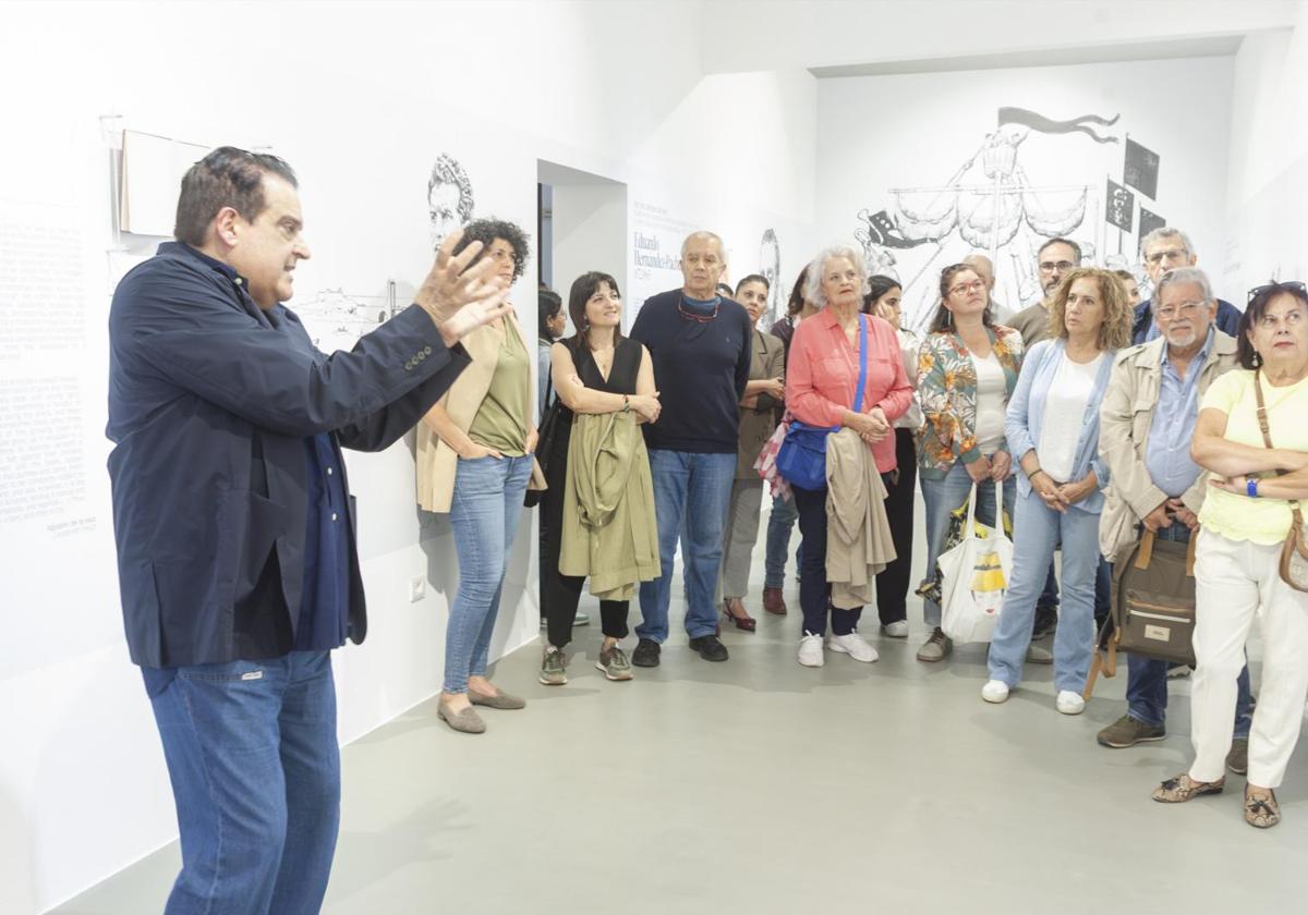 El comisario de la muestra, José Ramón Betancort, dando detalles en la presentación.