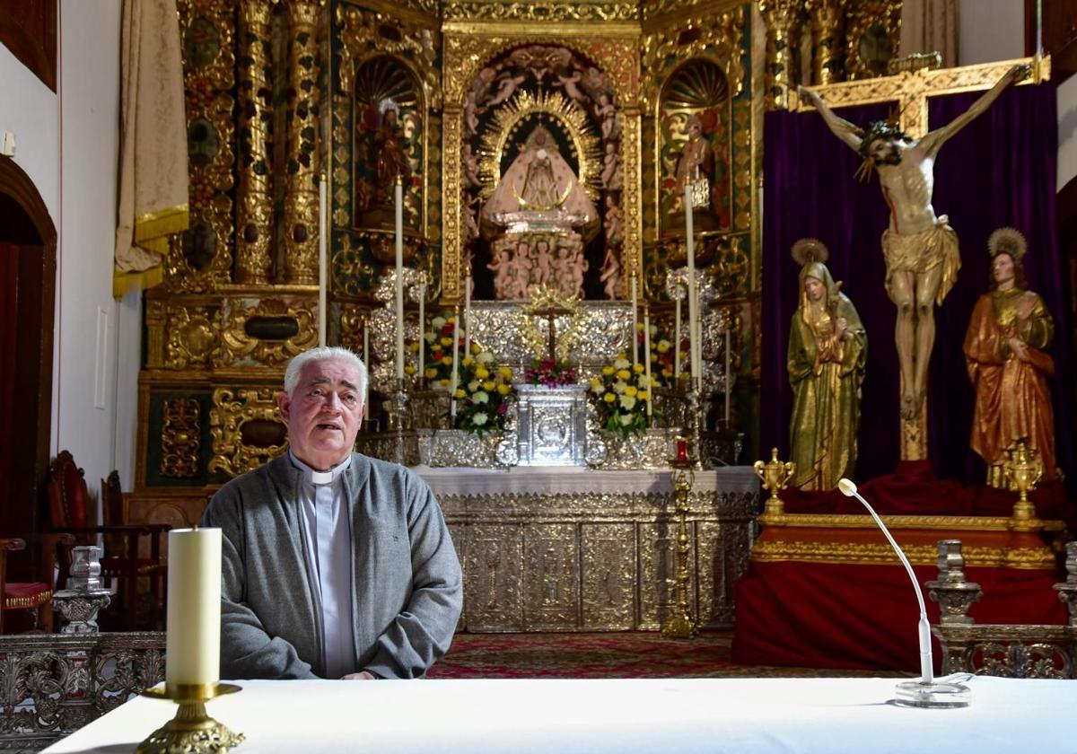 Fernando Lorenzo Matías, ante el retablo principal del santuario que acoge a la Virgen de las Nieves.