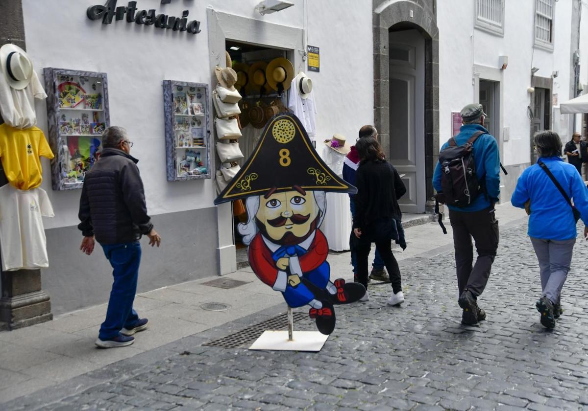 Figura de un enano en la calle Real de la capital palmera, donde se cuentan los días para recibir a la Virgen de las Nieves.