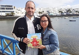 Paco Campos Lozano y Cristina Chicano, con un ejemplar de 'La ciudad de Pecosol'.