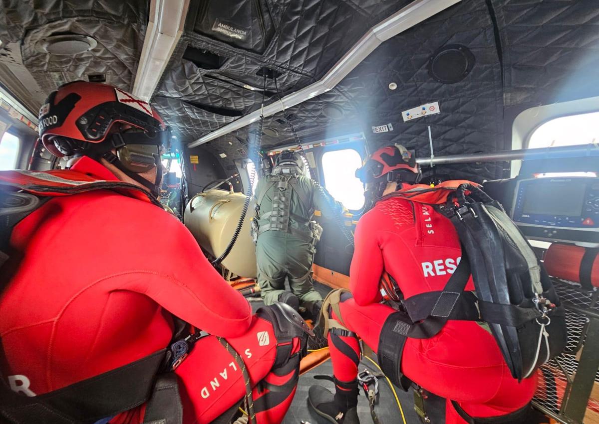 Imagen secundaria 1 - El &#039;Súper Puma&#039; del Ejército del Aire rescata a la tripulante de un carguero que estaba a más de 600 km de La Palma
