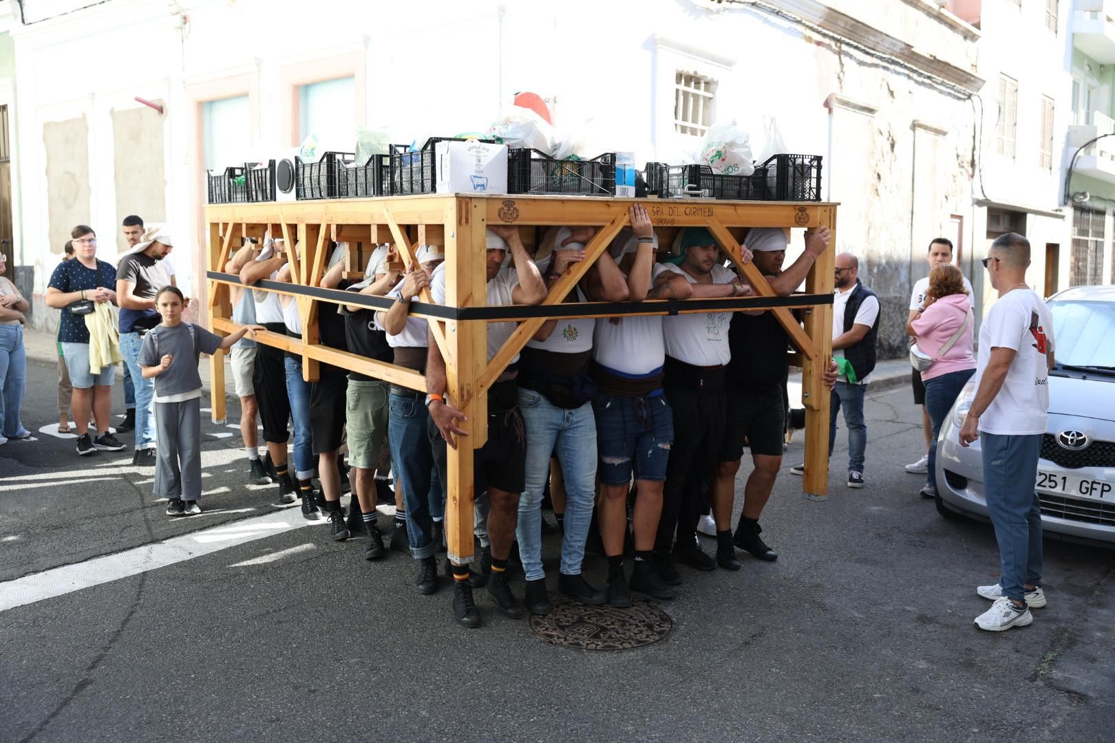 La Isleta vibra con un ensayo solidario de los Costaleros del Carmen