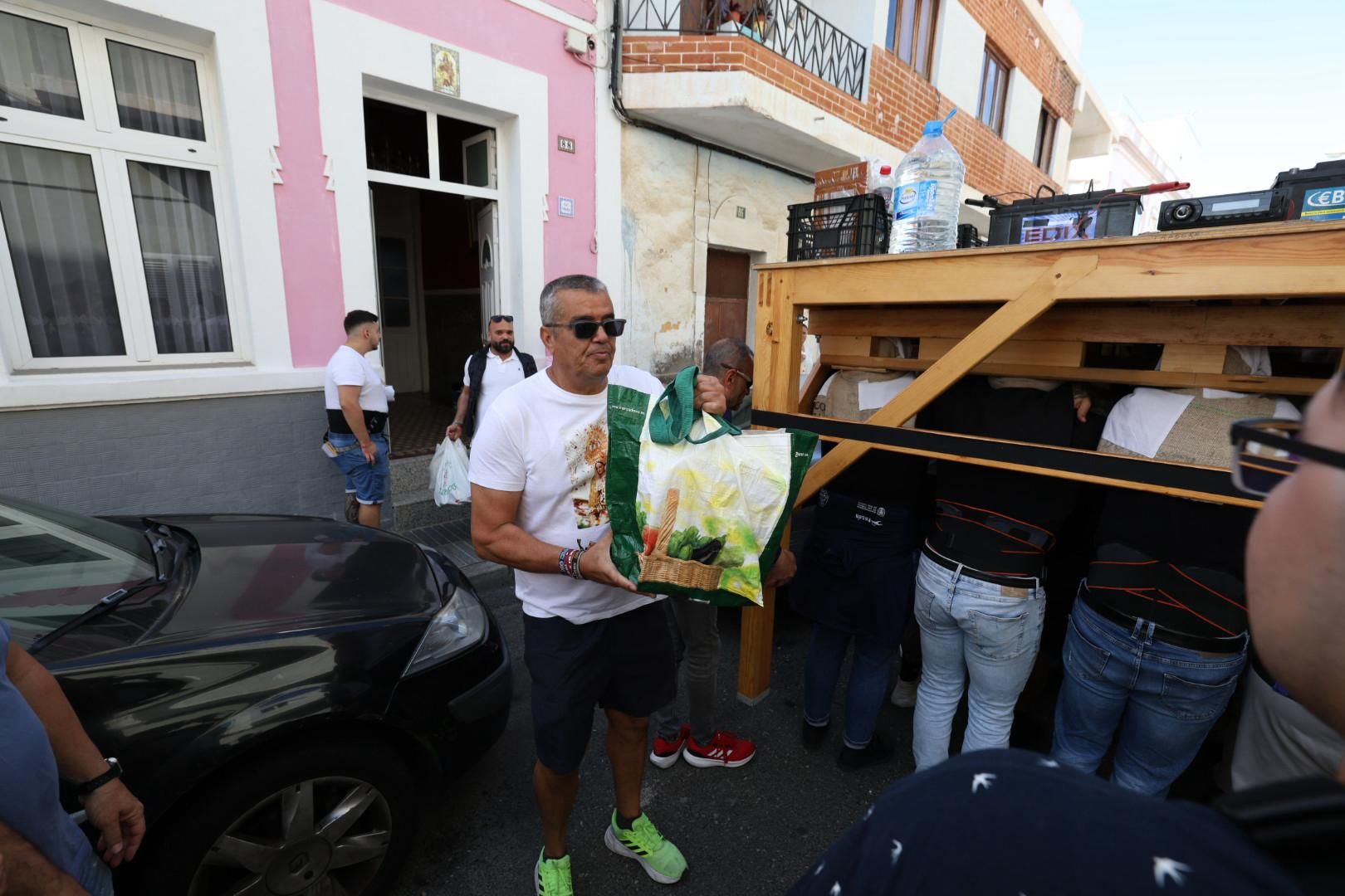 La Isleta vibra con un ensayo solidario de los Costaleros del Carmen