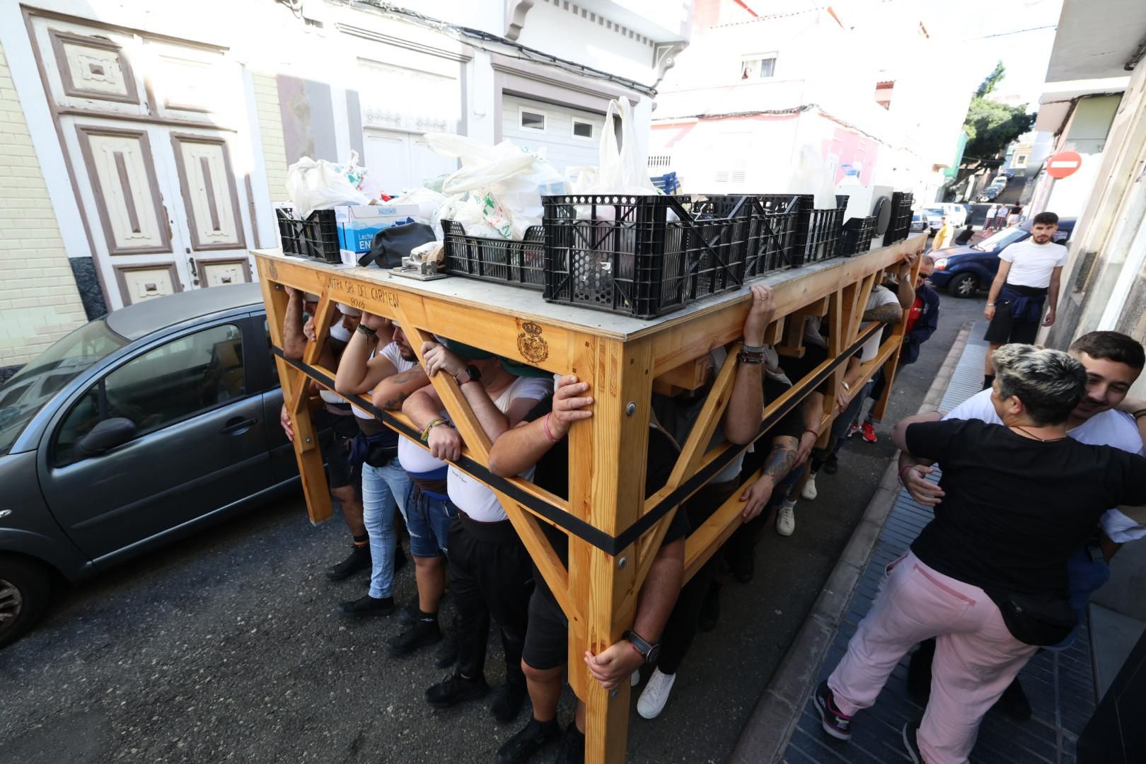 La Isleta vibra con un ensayo solidario de los Costaleros del Carmen