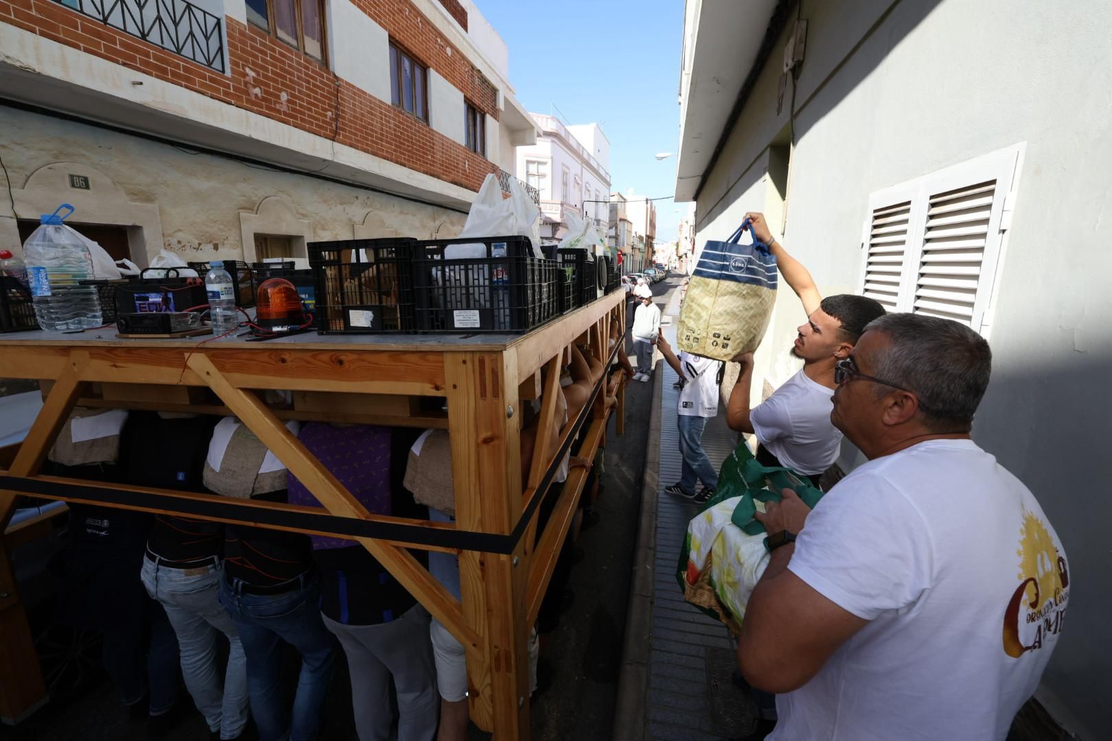 La Isleta vibra con un ensayo solidario de los Costaleros del Carmen