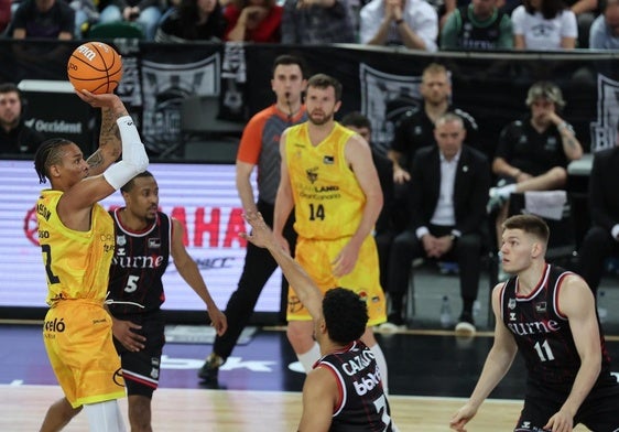 Thomasson lanza a canasta en el Bilbao Arena.