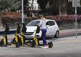 Una usuaria hace uso de la patineta publica, Sítyneta, de Las Palmas de Gran Canaria, en una imagen de archivo.