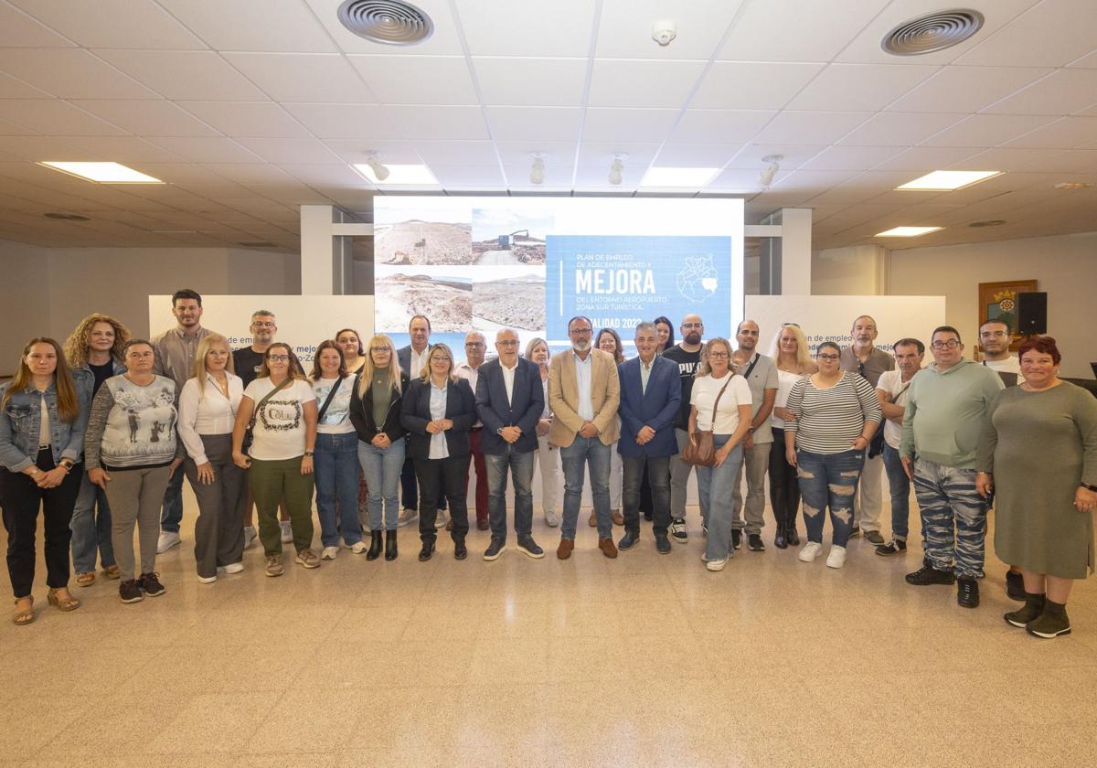 Un grupo de trabajadores del plan de empleo con el presidente del Cabildo, el consejero de Empleo y los tres alcaldes de la Mancomunidad del Sureste.