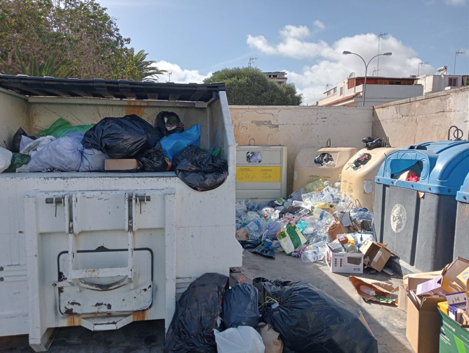 Punto de contenedores desbordado en San Fernando.