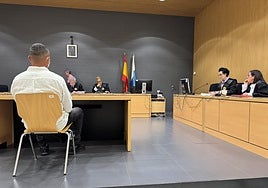 El condenado, de espaldas, durante el juicio.