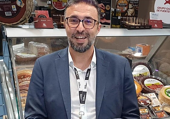 Esteban Alberto, gerente del grupo Ganaderos de Fuerteventura, con un Selectum en otras ferias.