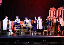 Una escena de un ensayo general de la obra que están representando en Arucas.