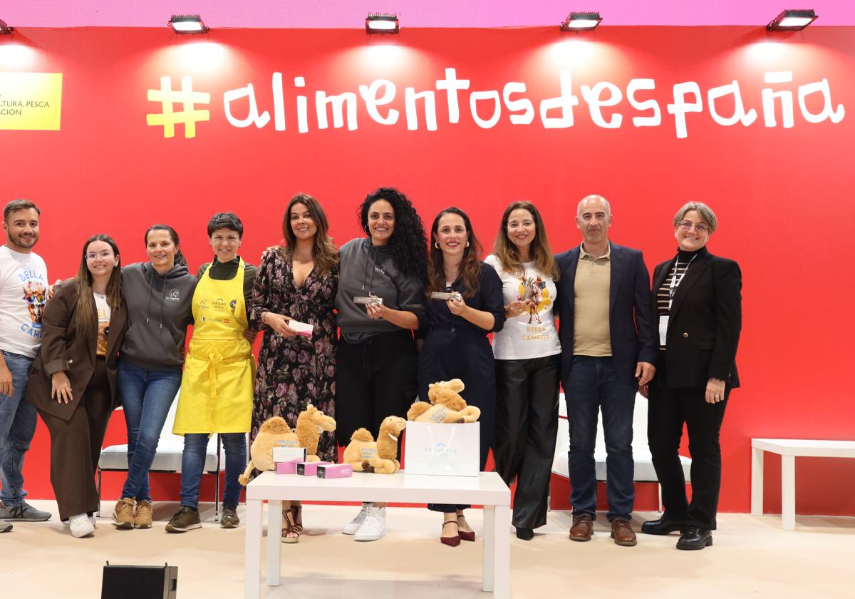 La chef Yareli Pérez, con el delantal amarillo, y al lado Gaucimara Cabrera, gerente de la Drome Milk Camel Bio Farm, entre otros, en la presentación de la ambrosía y de la bebida energética en el 38º Salón Gourmets, en Madrid.