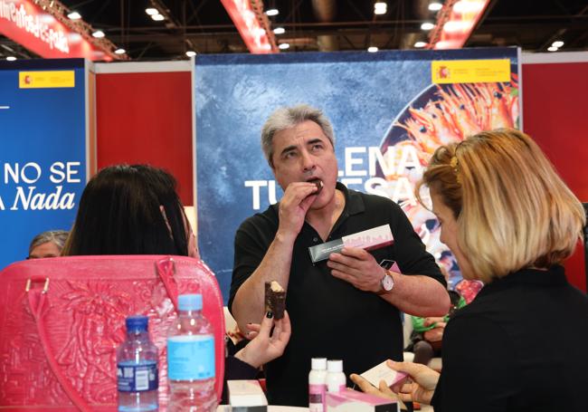 Un visitante del salón gastronómico prueba una ambrosía de leche de camella.