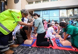 Personal sanitario realizando una acción de reanimación en el Doctor Negrín.
