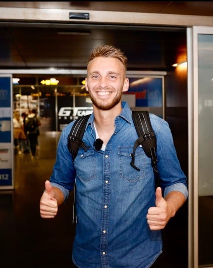 El portero de la UD Las Palmas, Jasper Cillessen, a su llegada al aeropuerto de Gran Canaria.