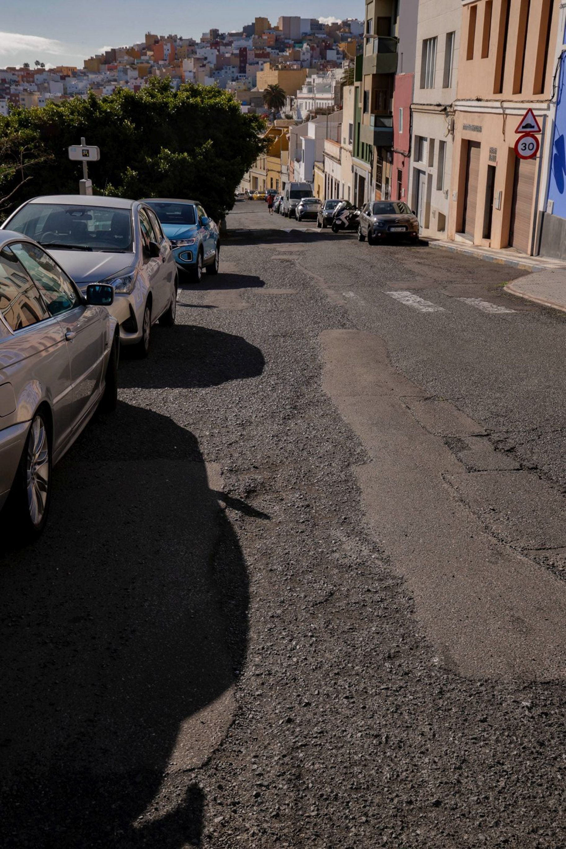 Los vecinos de San Roque enseñan el deterioro de sus calles