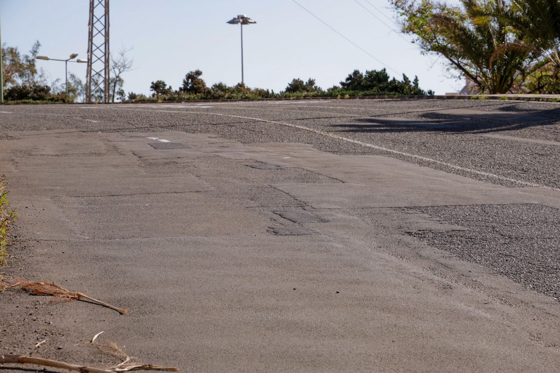 Los vecinos de San Roque enseñan el deterioro de sus calles