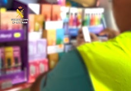 Moemento en el que la Guardia Civil incautó los vapeadores.I