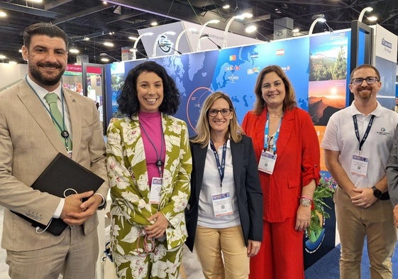 Los responsables del Puerto en la feria de cruceros de Miami.