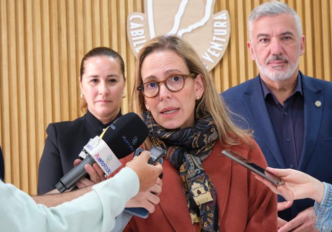 Ana Suárez, presidenta del Consejo Social de la ULPGC, con la primera mandataria Lola García y el rector Lluís Serra.
