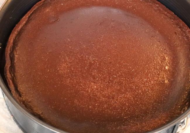 Tarta de queso con chocolate después de hornear
