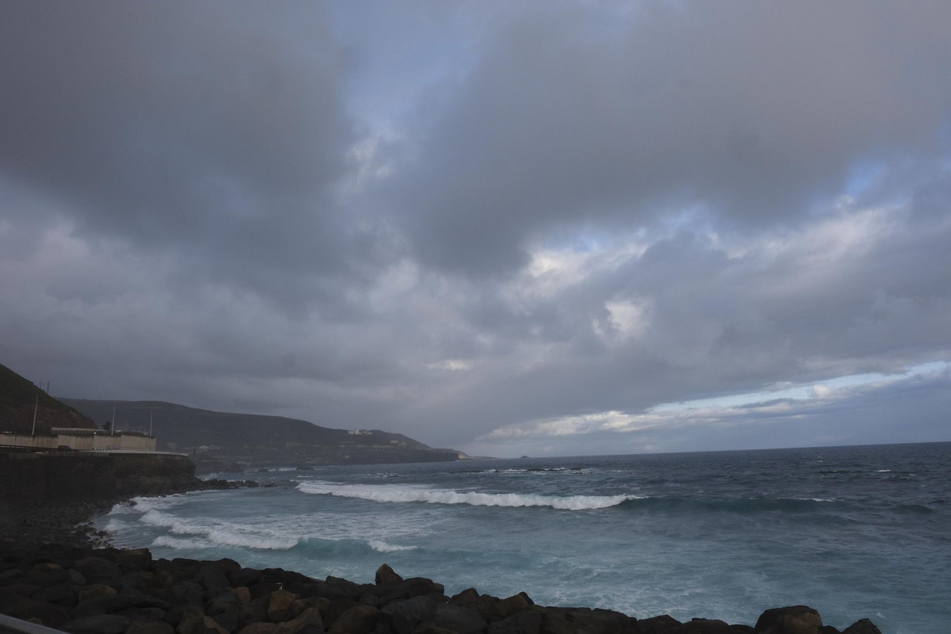 Entre paraguas y viento: La borrasca Olivier visita Canarias