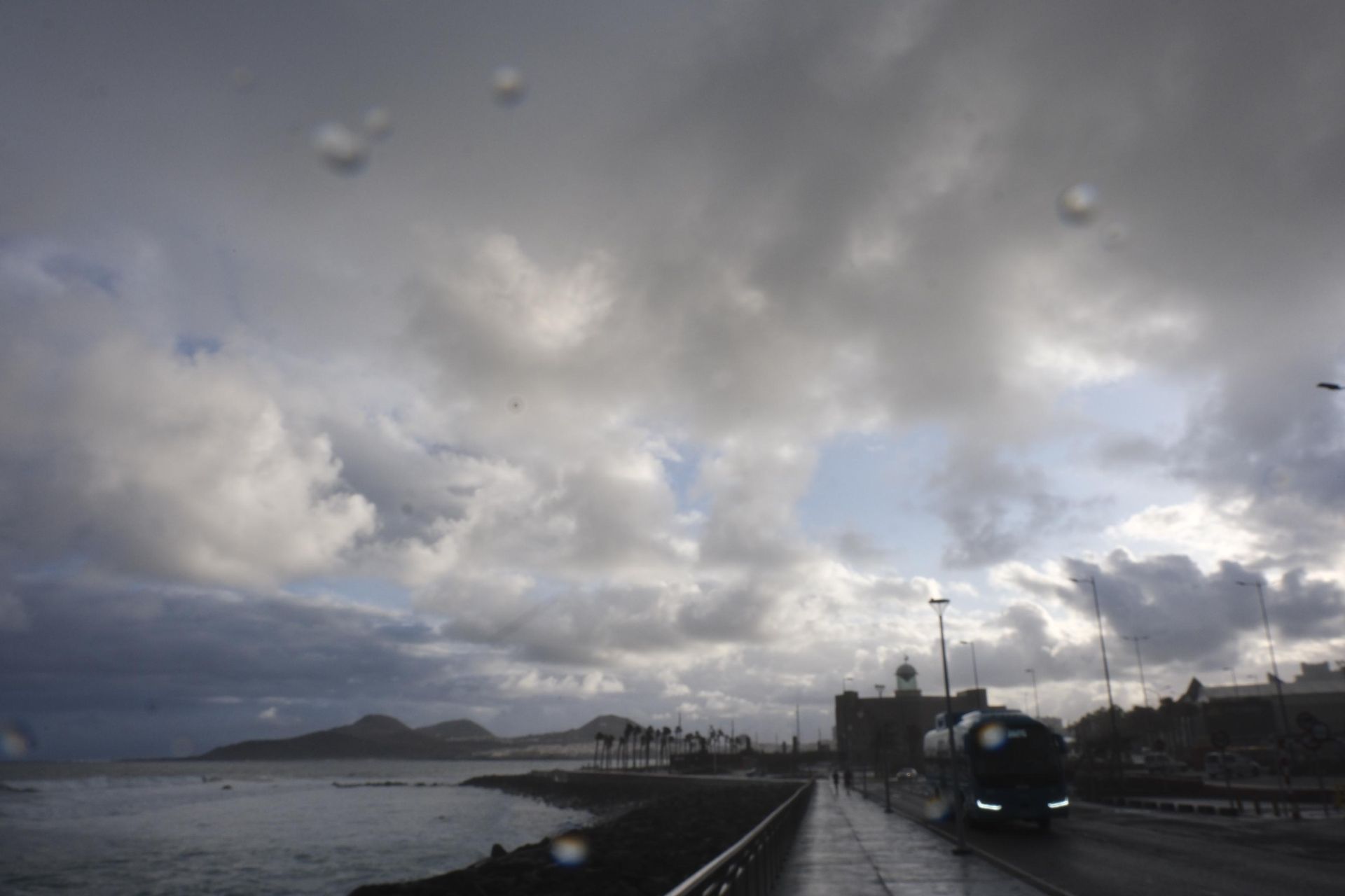 Entre paraguas y viento: La borrasca Olivier visita Canarias