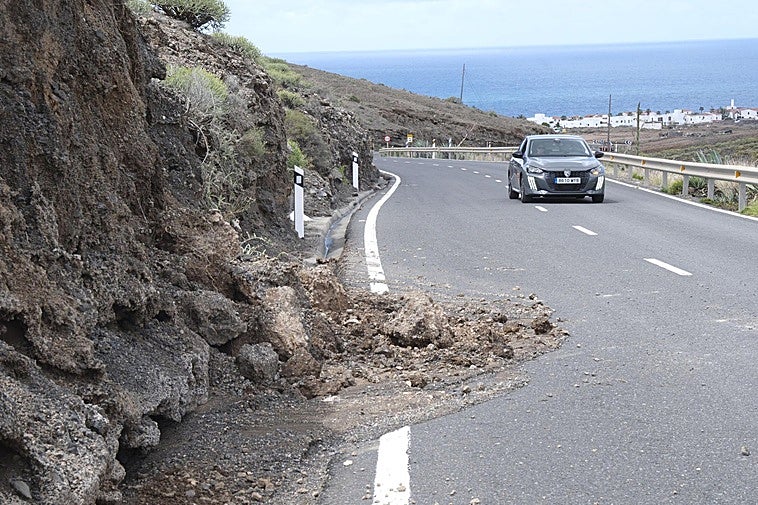 Derrumbe en una vía del norte de Gran Canaria este miércoles.