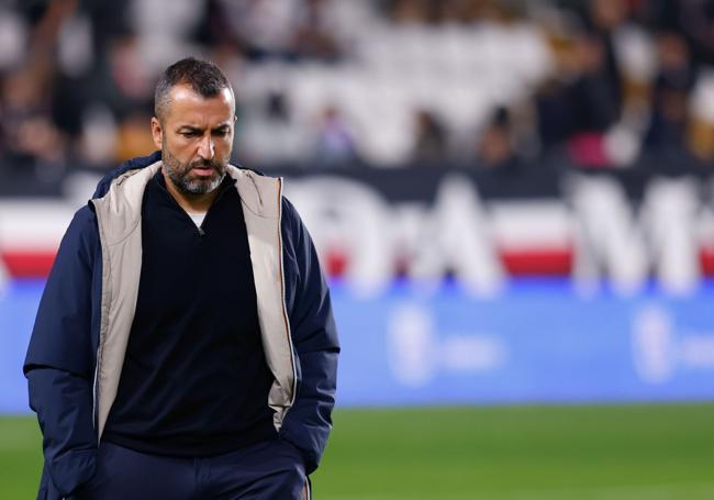 Diego Martínez, técnico de la UD, pensativo.