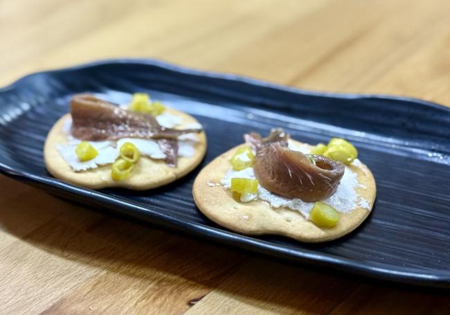 Tostas con mantequilla de cabra canaria, anchoa y piparra