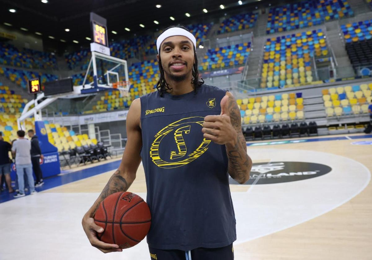 El escolta norteamericano Caleb Homesley posó este jueves para Canarias7 antes de la sesión de trabajo.