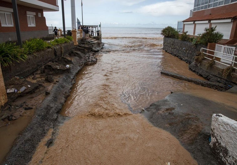 Riada en la entrada a la playa de Salinetas fruto del temporal.