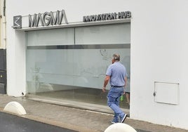 Edificio para Urbanismo, donde ya figura el escudo municipal.