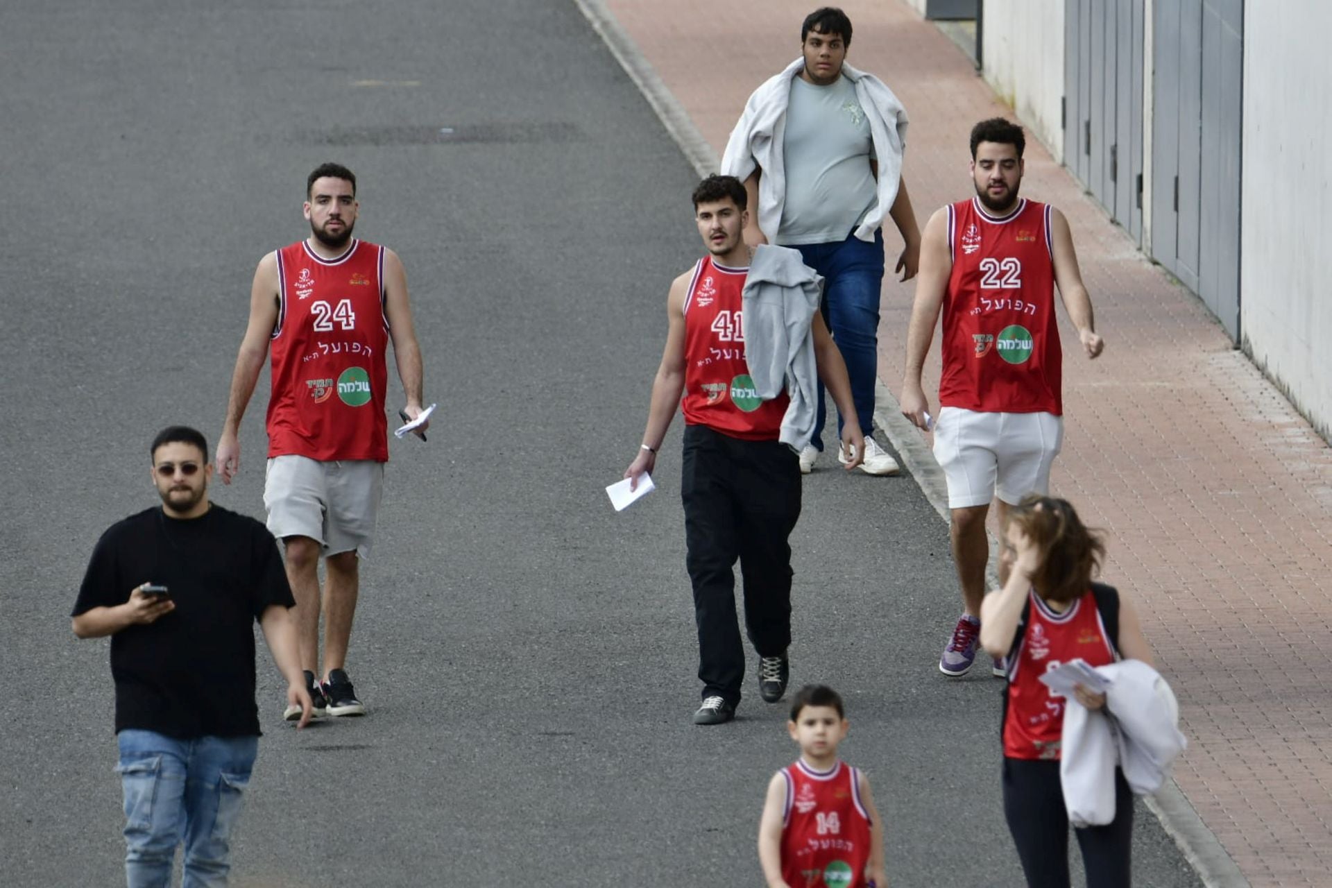 La manifestación pro Palestina a las puertas del Gran Canaria Arena, en imágenes