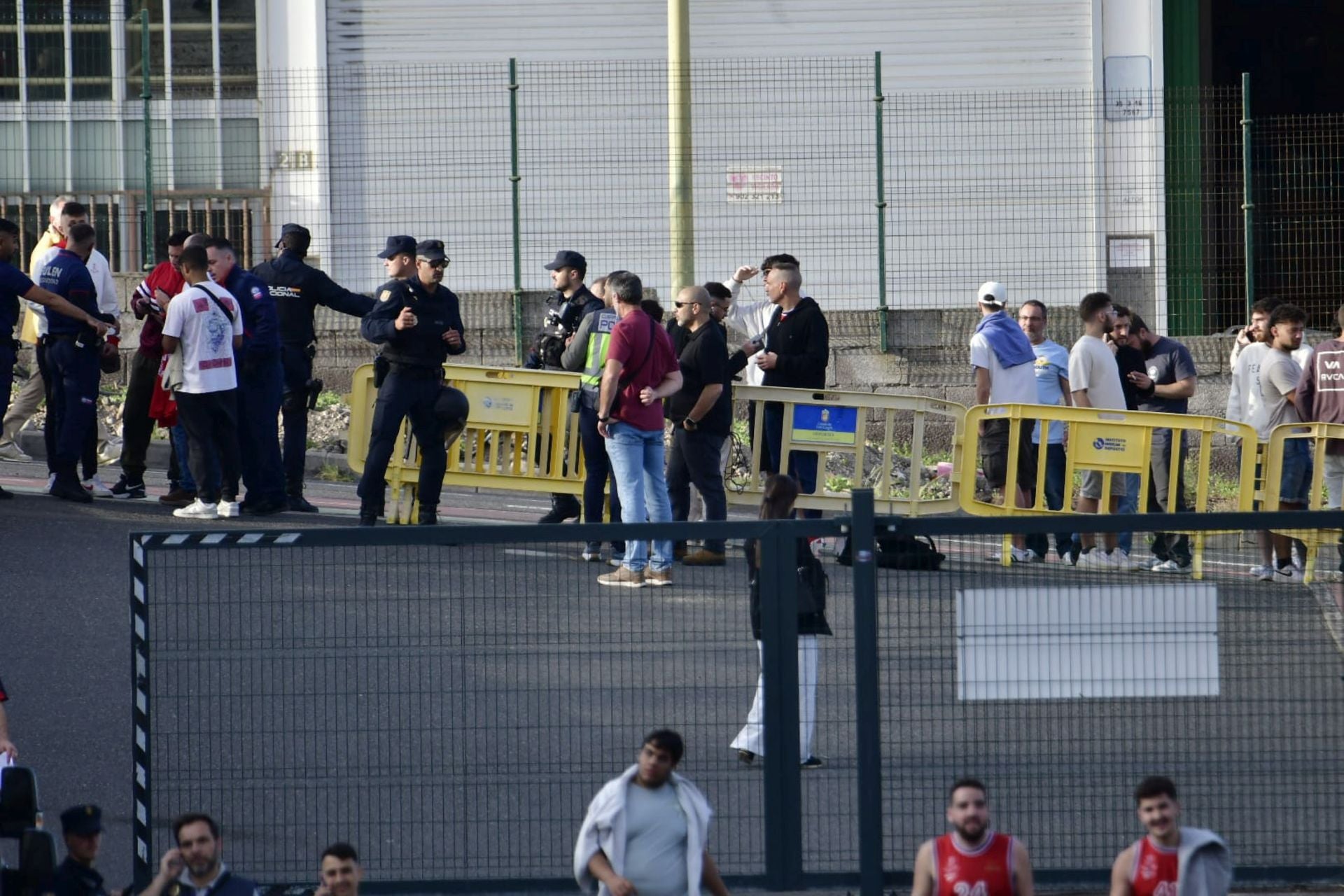 La manifestación pro Palestina a las puertas del Gran Canaria Arena, en imágenes