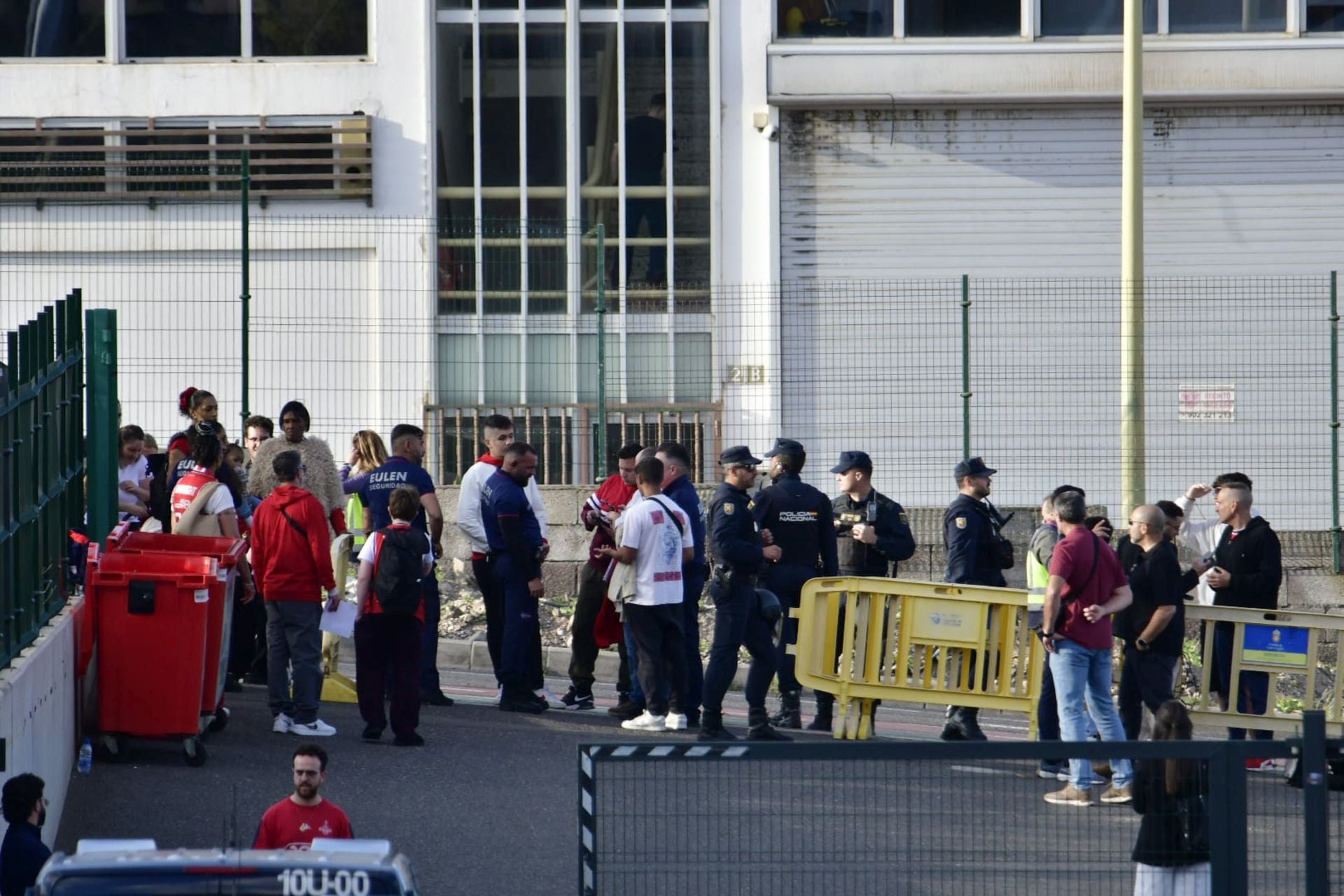 La manifestación pro Palestina a las puertas del Gran Canaria Arena, en imágenes