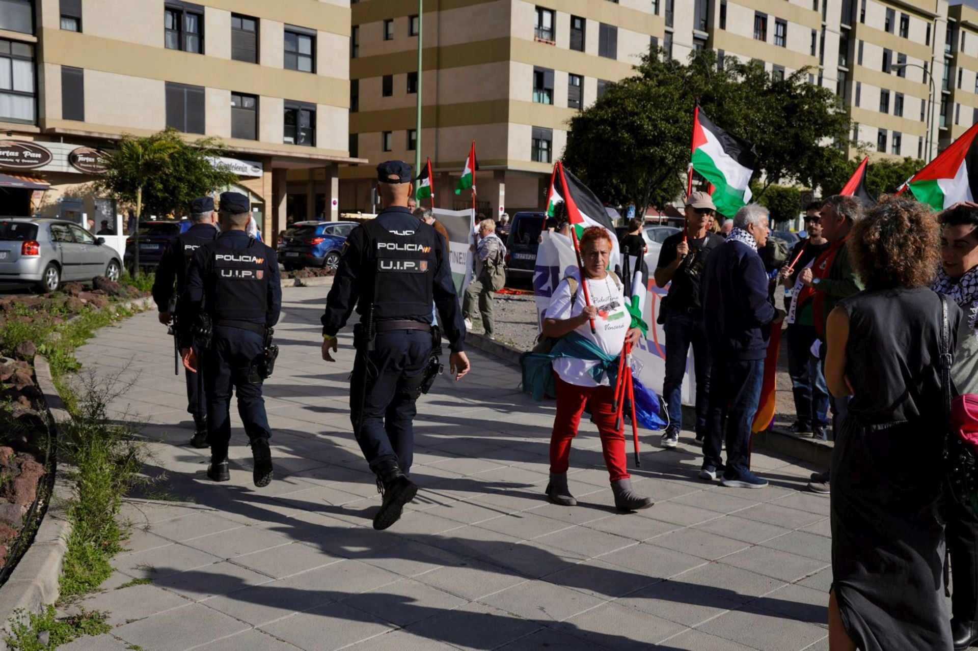 La manifestación pro Palestina a las puertas del Gran Canaria Arena, en imágenes