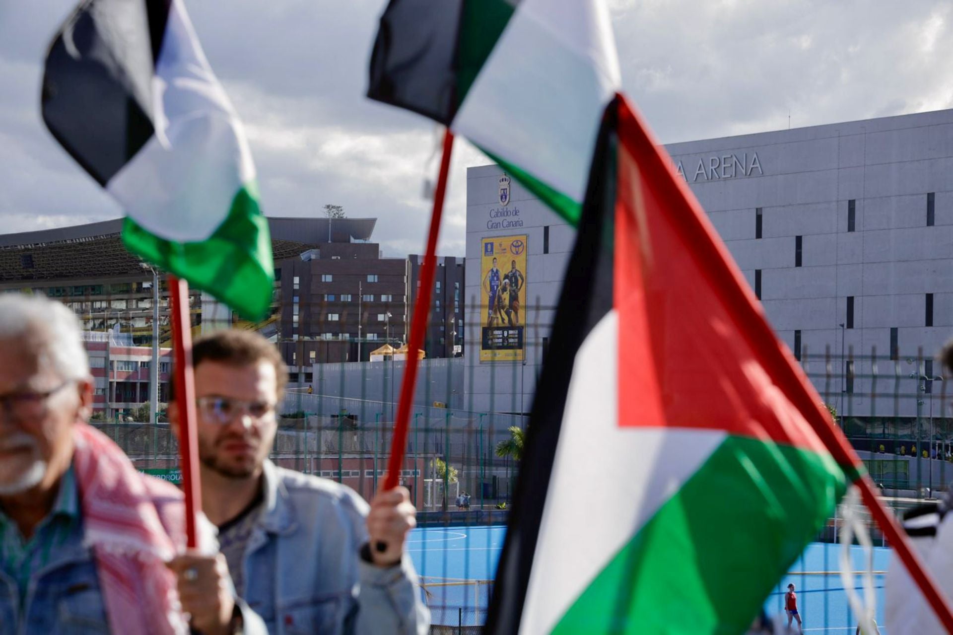 La manifestación pro Palestina a las puertas del Gran Canaria Arena, en imágenes