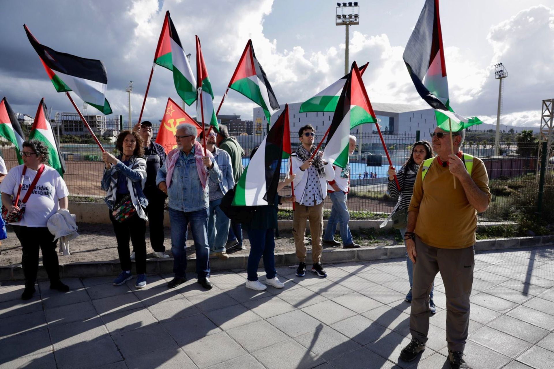La manifestación pro Palestina a las puertas del Gran Canaria Arena, en imágenes