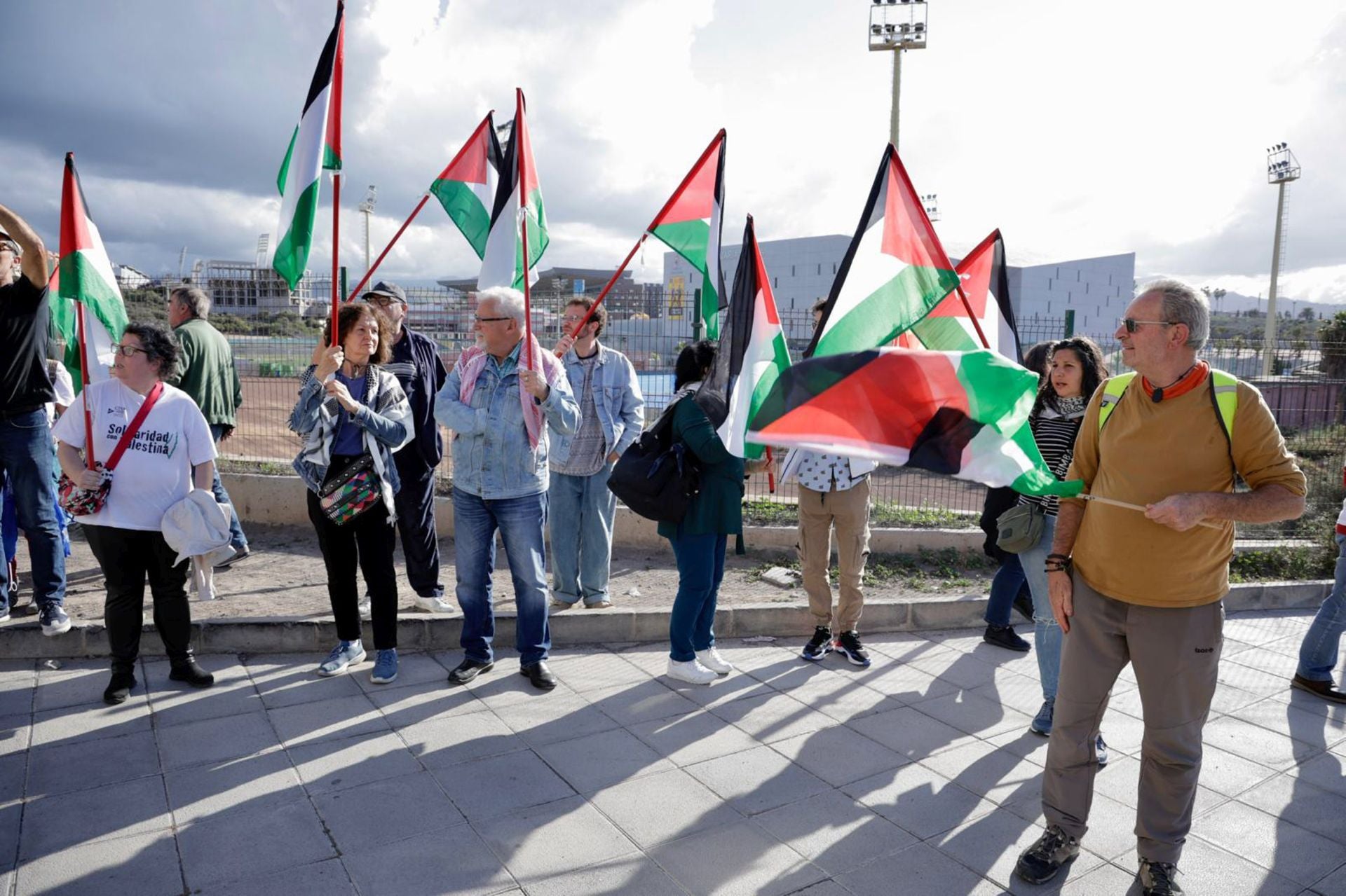 La manifestación pro Palestina a las puertas del Gran Canaria Arena, en imágenes