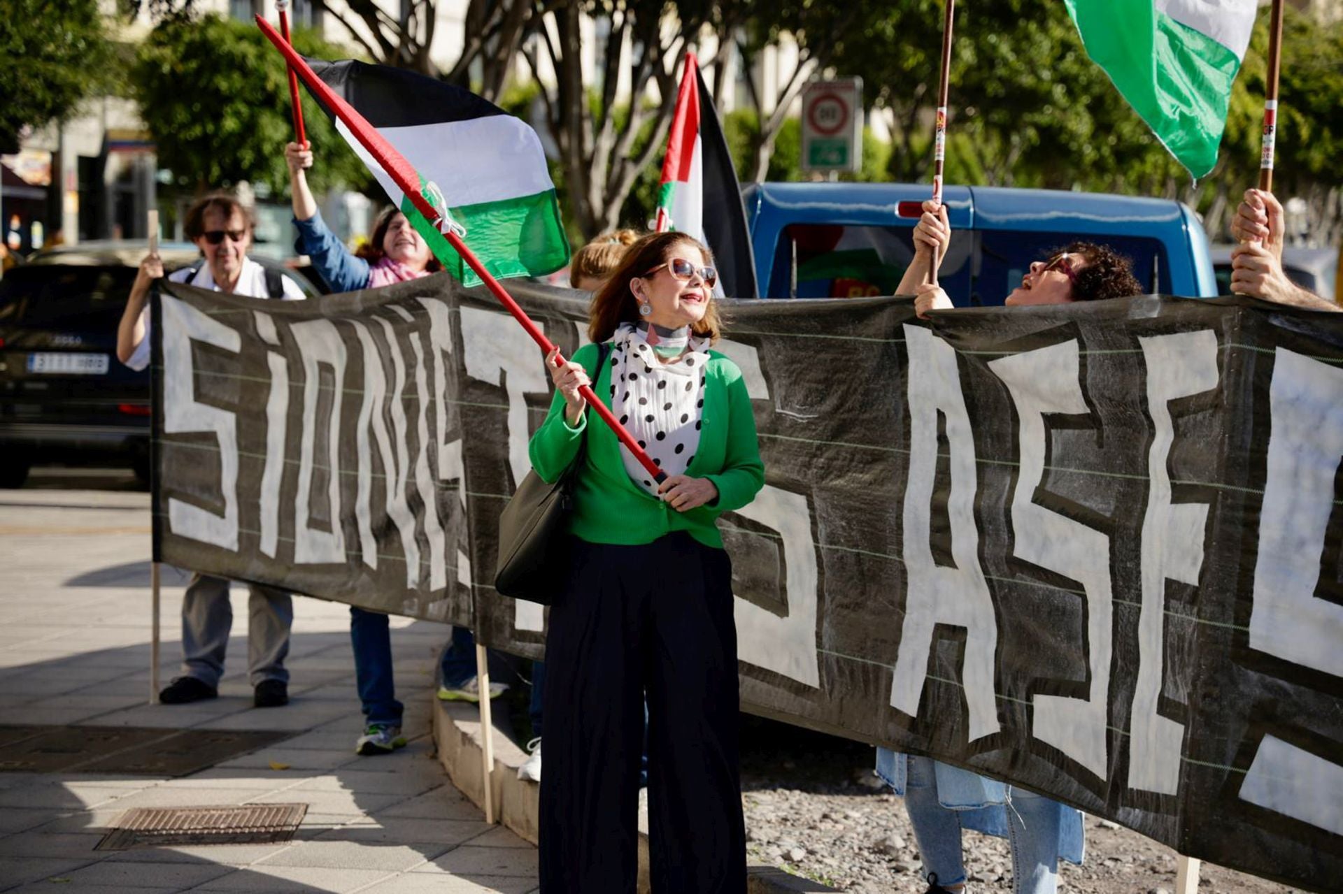 La manifestación pro Palestina a las puertas del Gran Canaria Arena, en imágenes