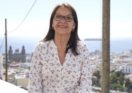 Marusa Trujillo posa en una de las calles del Risco de San Nicolás, barrio en el que lleva 46 años.