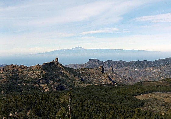 Vista general de la cumbre de Gran Canaria, con el Roque Nublo y al fondo Tenerife.