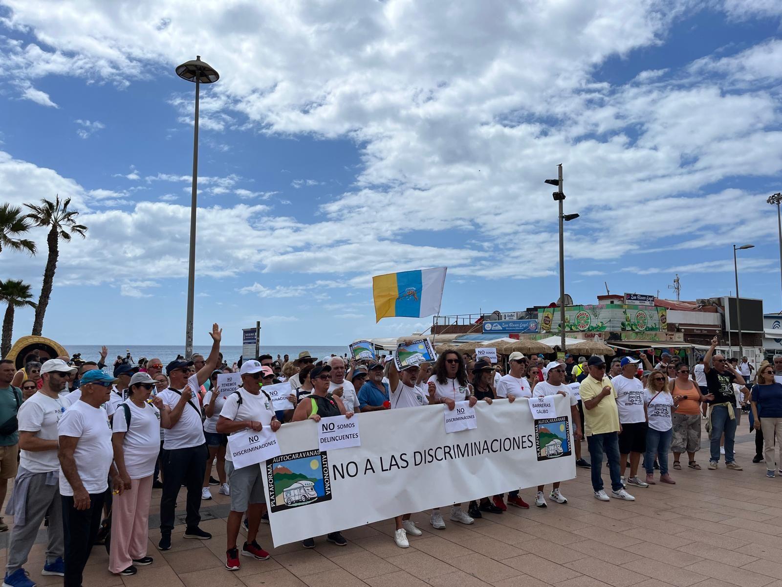 Los caravanistas protestan a pie